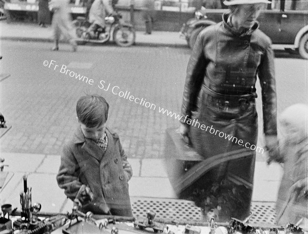 MOTHER AND CHILDREN AT SHOP WINDOW